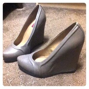 5/48 Deep Taupe Wedge NIB